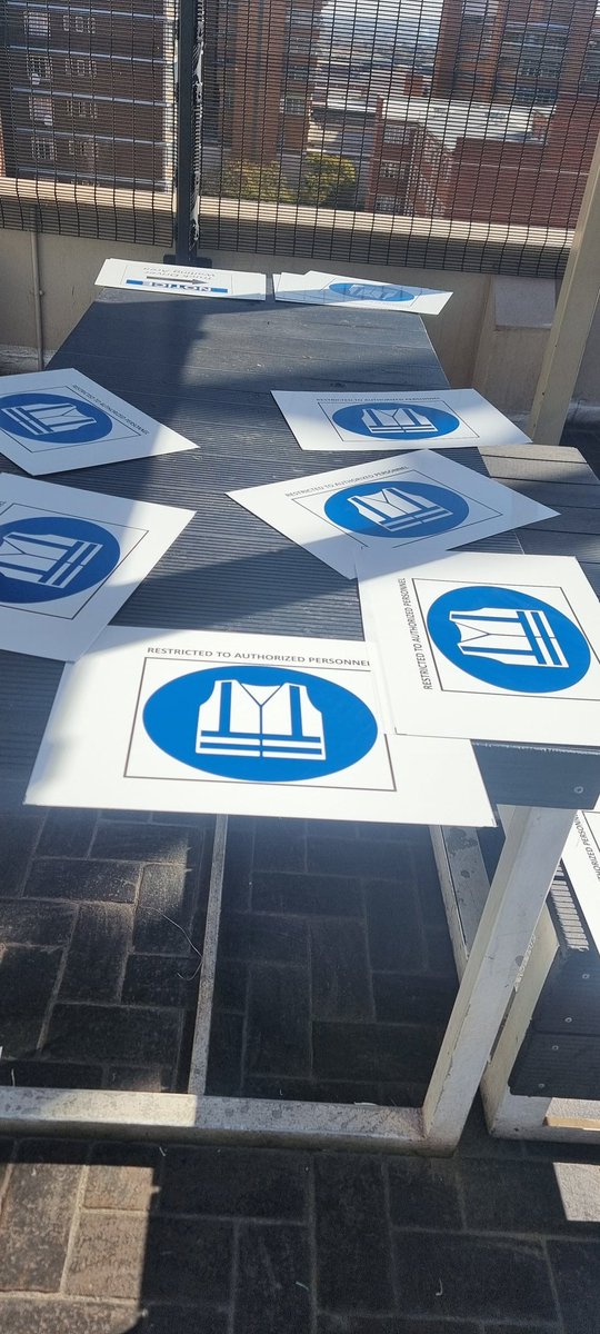 MokgethwaMacha1's tweet photo. Another Chromadek Safety Signs by @BalepaDP https://t.co/rDOF3XnAfF