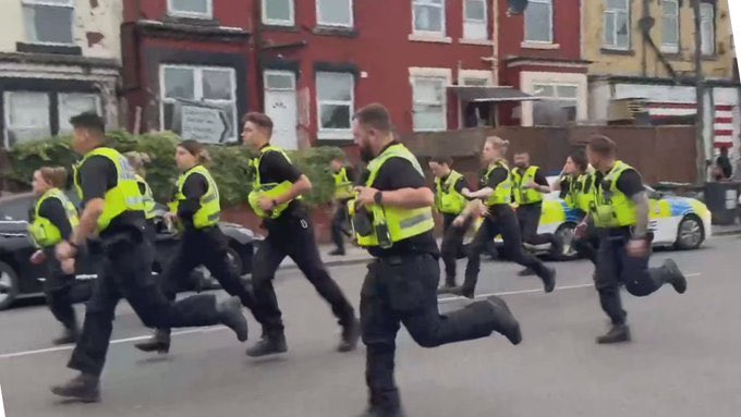 BL10CBL's tweet photo. @GMB But they do operate in favour of one side!!!
*Manchester
*Leeds
*Telling Muslims they can leave their weapons in the Mosque and they wont be arrested
Make it make sense!!!
#OneNarrative
#OneAgenda https://t.co/FxmiKdCKoW