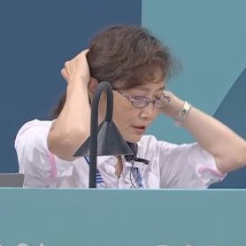 poptime's tweet photo. MEU DEUS! Arbitra chefe da prova de trave foi vista segurando e tirando foto da medalha de prata conquistada pela China agora pela manhã nas Olimpíadas. https://t.co/LdyTy1Mzaz