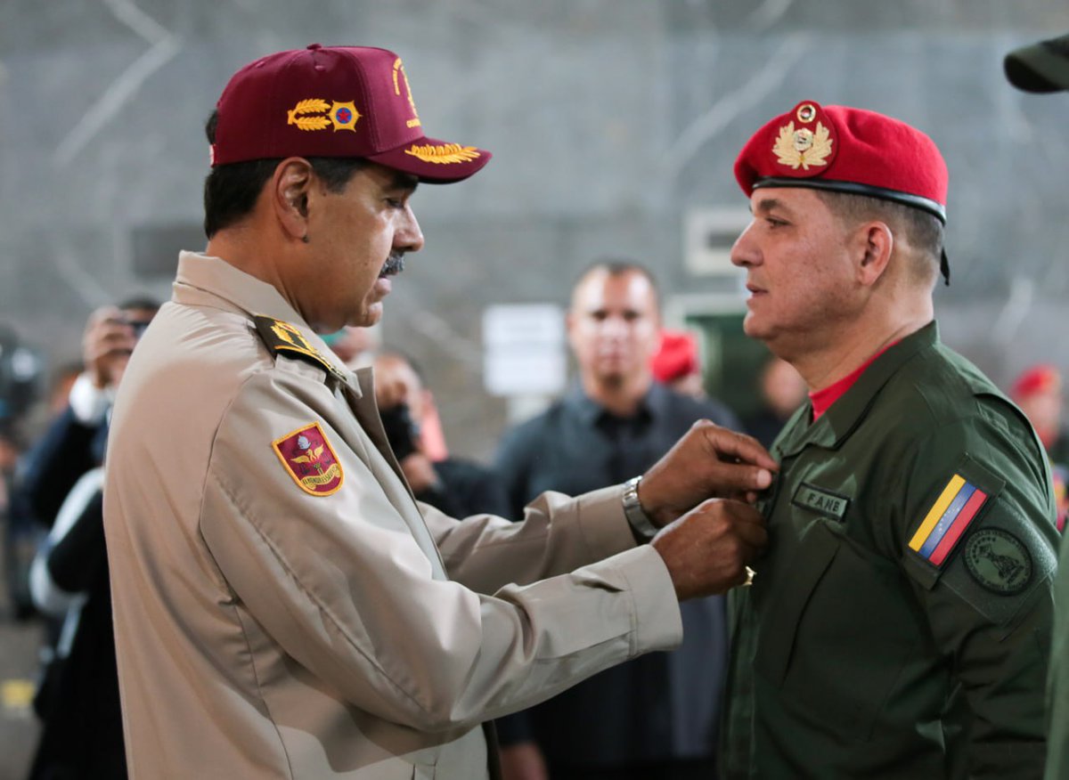 CVCostera1981's tweet image. 🔄RT. || El Presidente y Comandante en Jefe de la Fuerza Armada Nacional Bolivariana @NicolasMaduro lideró acto de ascensos al grado de Mayor General y Almirante de la FANB.
