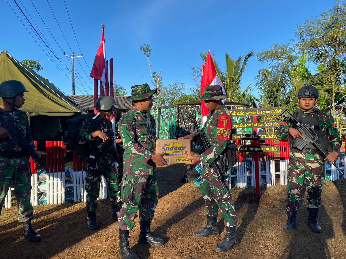 SquadGaruda741's tweet photo. MORIL TINGGI JAJARAN POS SATGAS YONIF 741/GN TERIMA LOGISTIK
DISIPLIN - TANGGUNG JAWAB - SETIA KAWAN
#yonif741
#korem163
#kodam.ixudayana
#tni_angkatan_darat
#puspentni
#TNIPRIMA https://t.co/9O638l0XaZ