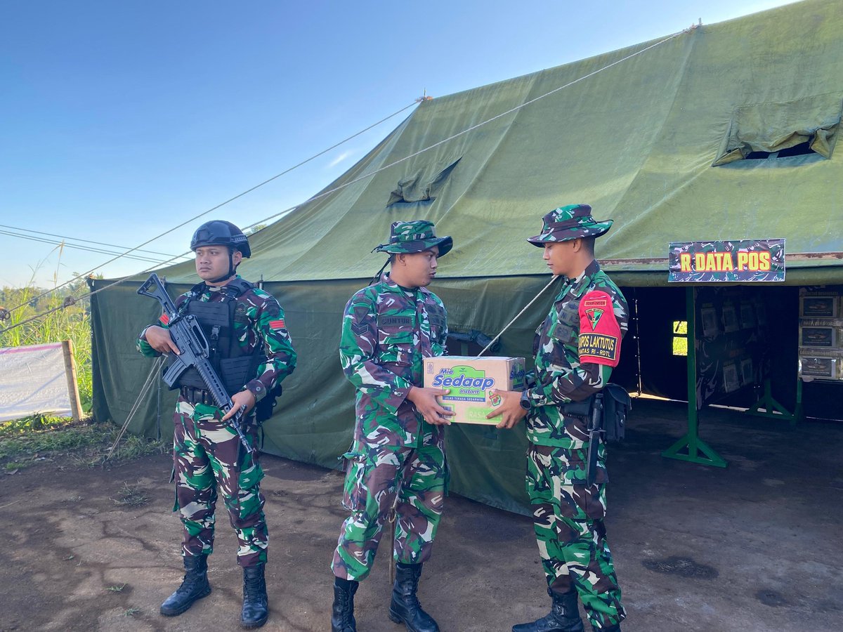 SquadGaruda741's tweet photo. MORIL TINGGI JAJARAN POS SATGAS YONIF 741/GN TERIMA LOGISTIK
DISIPLIN - TANGGUNG JAWAB - SETIA KAWAN
#yonif741
#korem163
#kodam.ixudayana
#tni_angkatan_darat
#puspentni
#TNIPRIMA https://t.co/9O638l0XaZ
