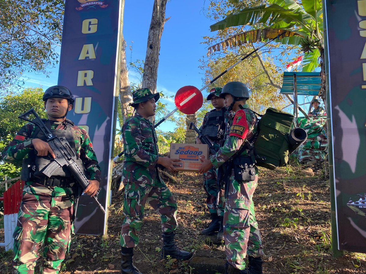 SquadGaruda741's tweet photo. MORIL TINGGI JAJARAN POS SATGAS YONIF 741/GN TERIMA LOGISTIK
DISIPLIN - TANGGUNG JAWAB - SETIA KAWAN
#yonif741
#korem163
#kodam.ixudayana
#tni_angkatan_darat
#puspentni
#TNIPRIMA https://t.co/9O638l0XaZ