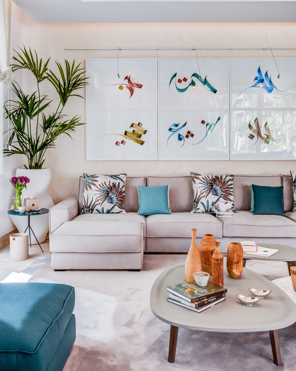 Os mostramos interiores muy refrescantes para el verano. Una fórmula infalible es apostar por un tono general blanco o muy neutro con acentos de colores vivos que recuerden al sol o al mar y, por supuesto el toque de alguna planta natural.  ¿Qué os parece?