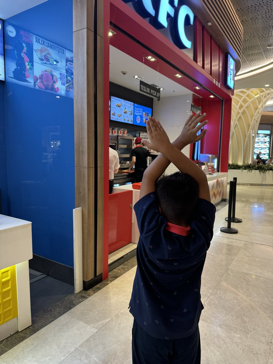 Devasa minik beyinlerin ve ruhların boykot ettikleri markaların önünden geçerken ‘biiip’çarpısı’ atarken, ‘dıııt sinyali’ verirken takındıkları mizah ve eğlence tavrına bugun yine hayranım. Denklem onlar için yetişkinlerden daha kolay. Hazzı bugün erteleyen parıltılar geleceğimiz