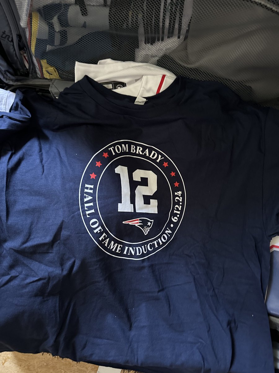 B3astm0deTV's tweet photo. 🚨🚨GIVING AWAY🚨🚨🚨

[English]

So @Patriots fans, as you noticed, I'm back from #TrainingCamp and I brought you something. 

I bought a #MysteryBox one day at camp for $100 dollars from the @PatsFoundation and it had some nice stuff in it. 
Including one from the 12.06.24 Hall Of Fame @TomBrady Induction Shirt in size XL  

I would like to give this away to all of you again. 

You know the game, just retweet this tweet and be in the lottery pot and have a chance to win this awesome shirt from @TomBrady. 

Good luck with that. 

[the raffle is valid for the D A CH region and runs until 08.08.24, the first preseason game of our #Patriots]. 

[German]

          🚨🚨VERLOSUNG🚨🚨

So @Patriots Fans, wie ihr mitbekommen habt, ich bin wieder vom #TrainingCamp zurück und ich habe euch was mitgebracht. 

Ich habe mir den einen Tag im Camp eine #MysteryBox gekauft für $100 Dollar bei der @PatsFoundation und da waren schöne Sachen drin. 
Unter anderem ein vom 12.06.24 Hall Of Fame @TomBrady Induction Shirt in Größe XL  

Dieses möchte ich nun gern wieder  an euch alle verlosen. 

Ihr kennt das Spiel, einfach diesen Tweet retweeten und mit im Lostopf sein und eine Chance auf dieses Geile Shirt von @TomBrady haben. 

Viel Glück dabei. 

[die Verlosung gilt für die D A CH Region und läuft bis zum 08.08.24, zum ersten Preseason Game unserer #Patriots]. 

#PatsNation🇩🇪 @patsdeutsch @Patriots @wisehog94 @anferneejenning @BournePoly11 @popshotta3 @Javondbaker1 @jpolk_22 @DrakeMaye2 @jerod_mayo51 @man_dammn @RTL_Sport @SebVollmer @themarkuskuhn #rtlnfl #NFL @NFLGermany #ForeverNE #Coverage #CoverThePatriots🇩🇪 @isaiahbolden23 @THE_CONDA25 @JasonMcCourty @devinmccourty @PatMcAfeeShow #ENDZN