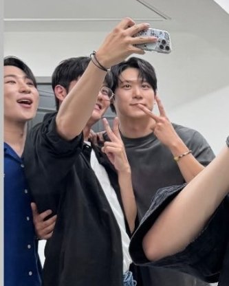 이 사진이 뜨면 꼭....삐삐를 부탁드립니다ㅠㅠ
셀카 올려줄 어떤 바리톤 구함.....