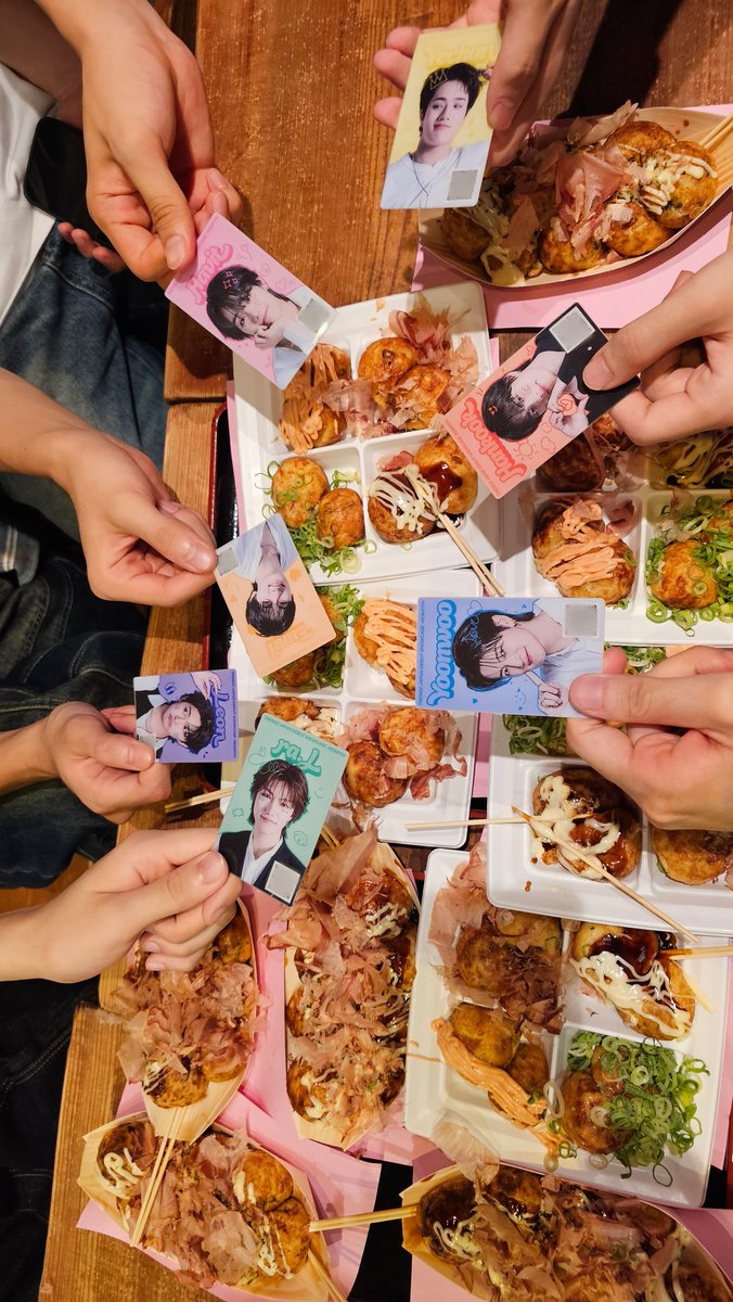 TRENDZ_JP's tweet photo. [📸]

たこ焼き認証ショット🐙

おいしいご飯は
いつもTRENDZと一緒に😋🍴

#TRENDZ #트렌드지 #トレンドジー 
#REBIRTH #트지 #とぅじ #トゥジ https://t.co/sGl9YYS50E
