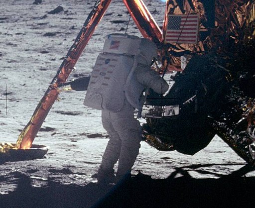 PurduePress's tweet photo. Happy Birthday to 1st Man and Purdue alumnus Neil Armstrong. #SpaceAndFlight #CradleOfAstronauts
https://t.co/MxckknNRHS https://t.co/JymjtyIZIu