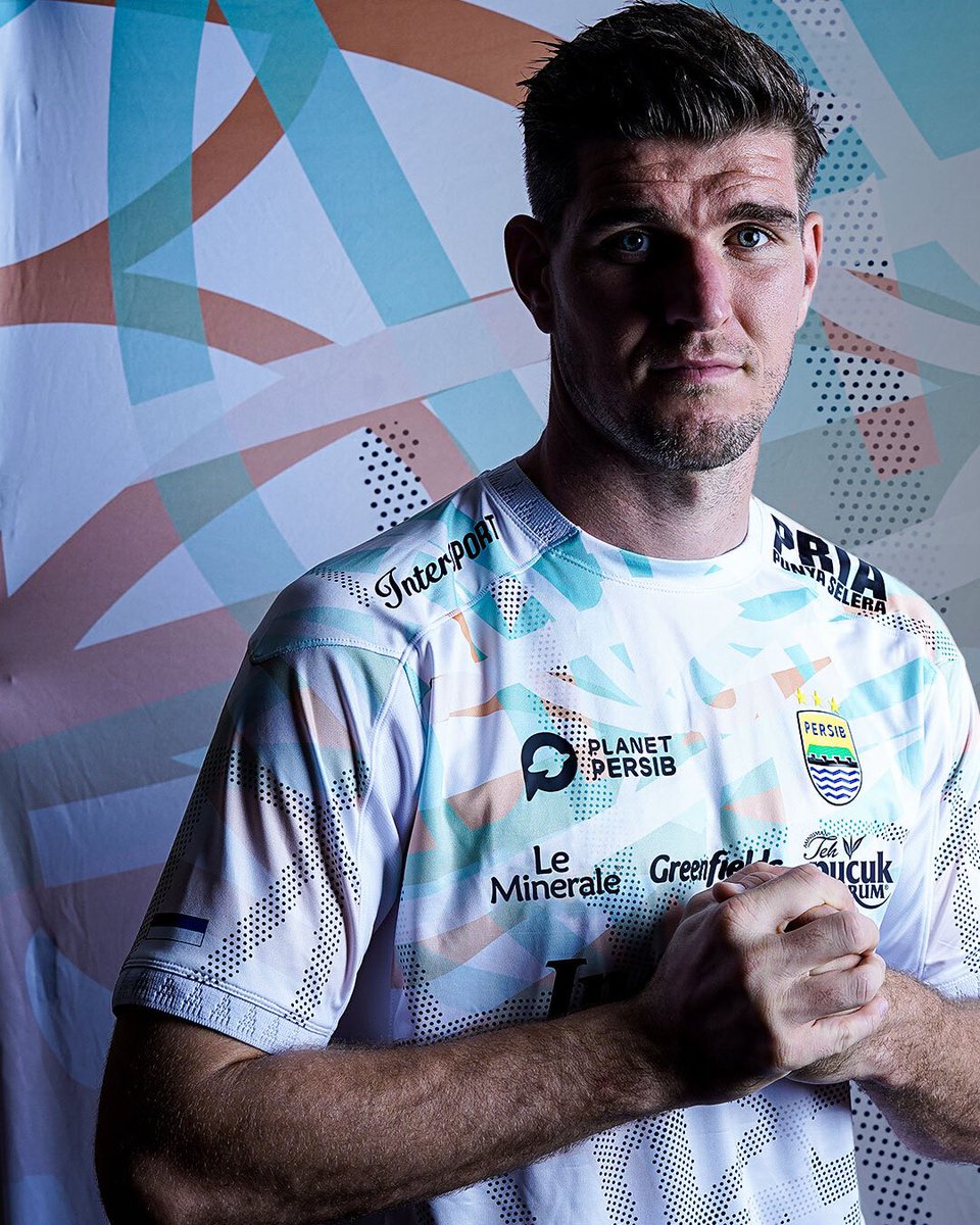 persib's tweet photo. Memperkenalkan lebih dekat ketiga jersey baru #PERSIB yang telah dirancang apik dengan filosofi di tiap-tiap bagiannya 💙 https://t.co/g1DtYW3ywd