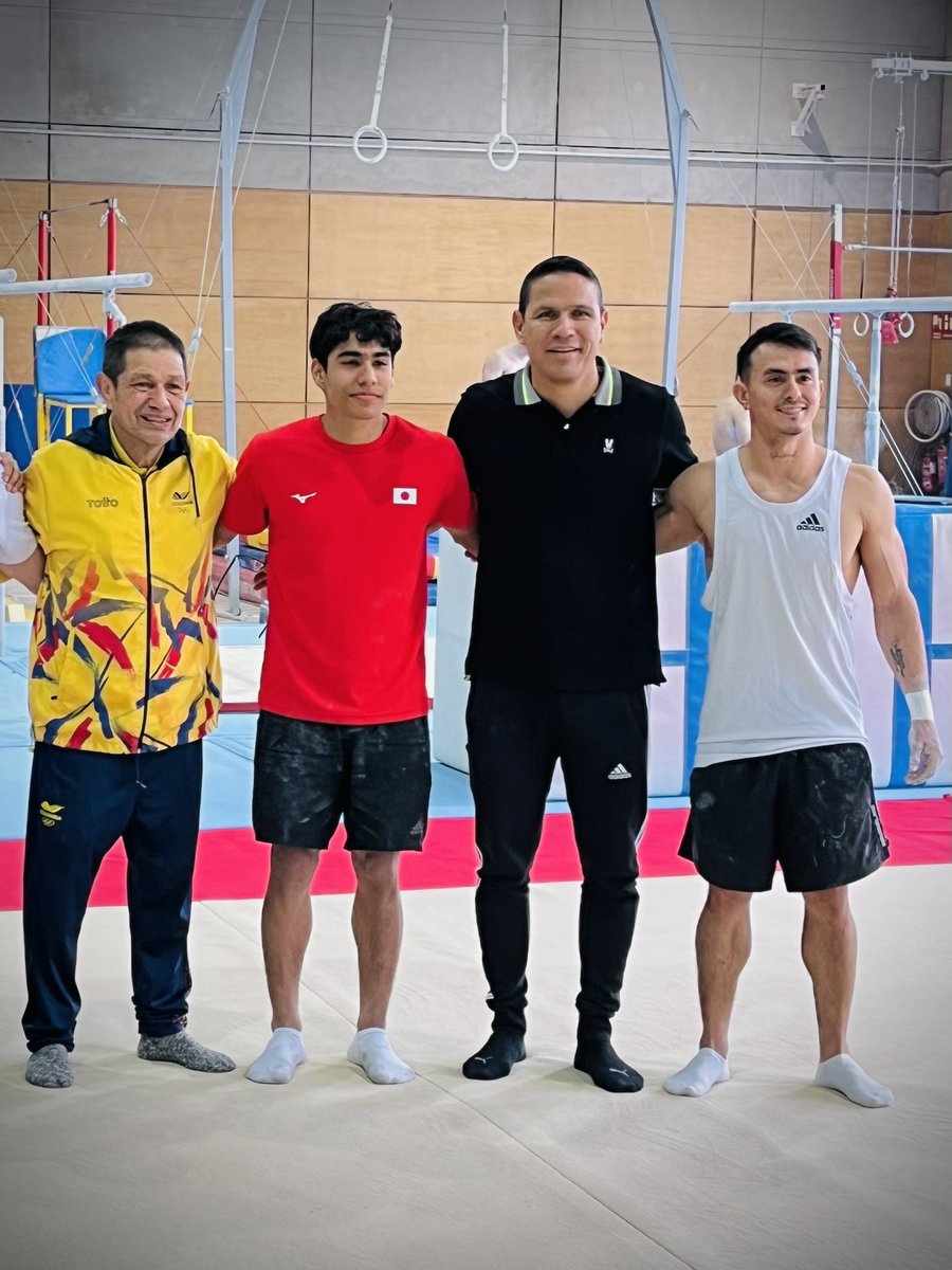 Jorgeacevedocuc's tweet photo. Junto a la familia de Ángel Barajas recibimos emocionados y felices la medalla de plata 🥈 en gimnasia artística ¡Cúcuta cuna de gimnastas olímpicos! 🇨🇴 https://t.co/CdPOlQStz6