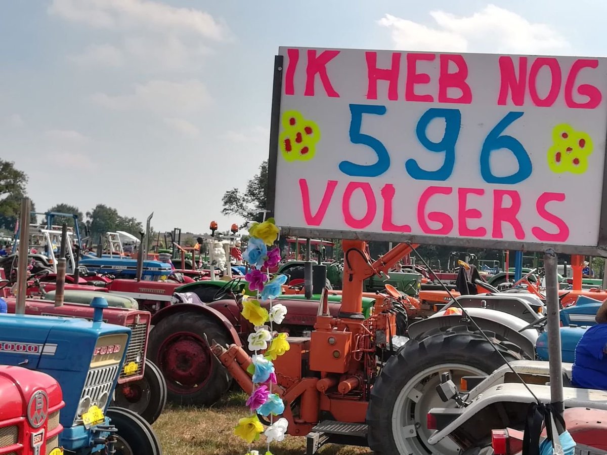 Gisteren tijdens kermis Boekel weer de jaarlijkse T.O.T- rit. (tractor open tour rit). Altijd een mooi spektakel om te zien of mee te doen! 5 a 600 oude trekkers door de dorpen in de buurt.