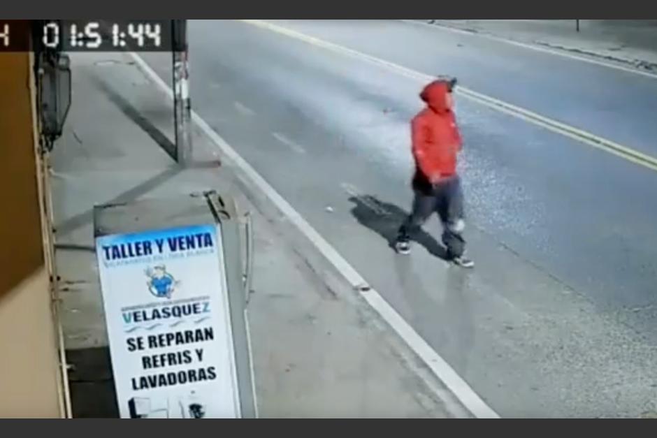 En plena madruga, así fue como un hombre se robó una moto (video)

¡No te lo puedes perder! 🕵🏻‍♂️Mira cómo este ladrón en segundos se lleva una moto mientras los vecinos dormían. 

Vecinos alertan para su captura🧐

bit.ly/4dsAyfz