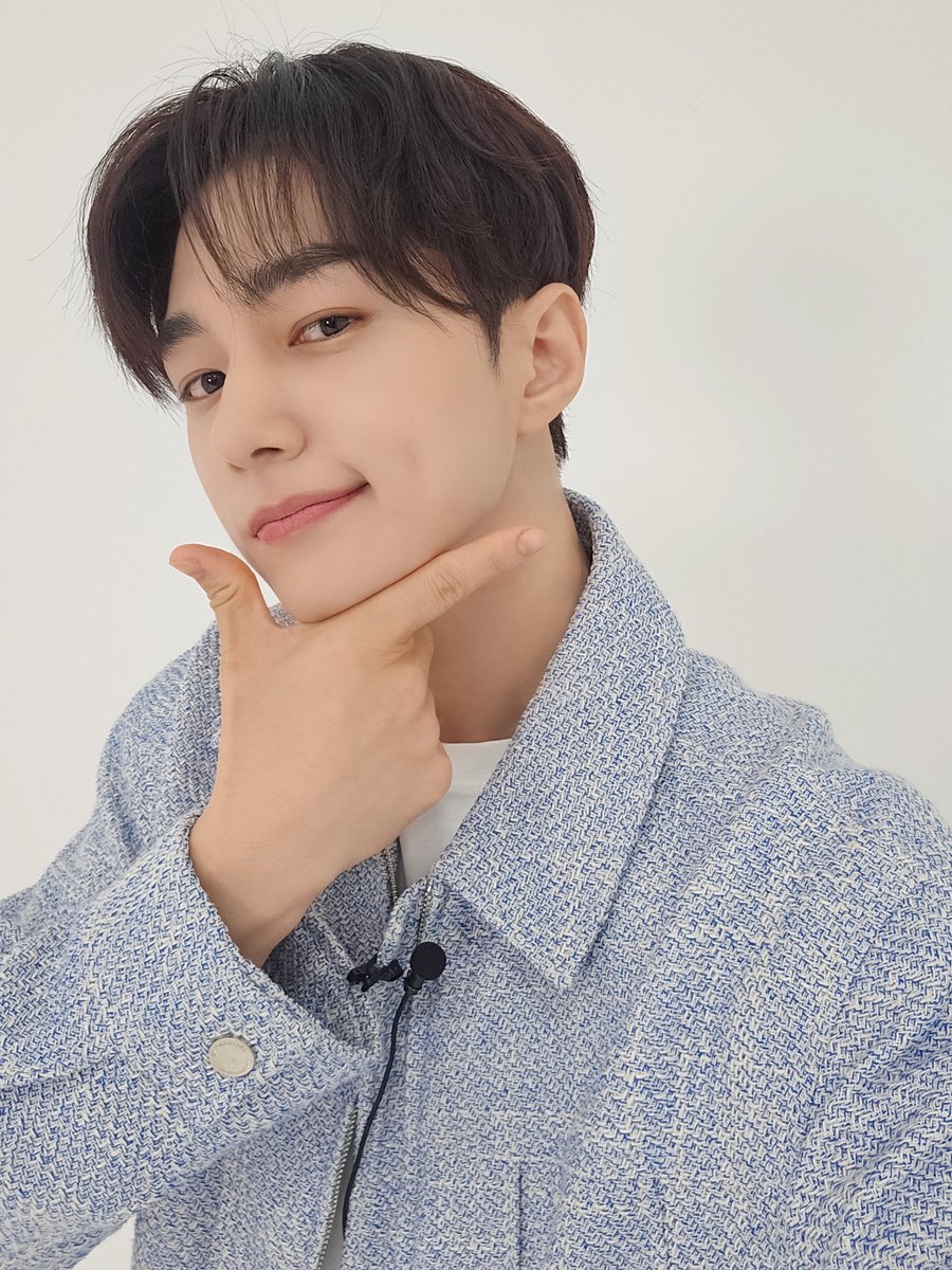 LKMS_official's tweet photo. [📷] #아이돌등판

오브피릿이 사랑할 수밖에 없는 명수💛🖤
아직도 부끄러움이 많은 우리 비주엘🤭

#김명수 #KIMMYUNGSOO #엘 #L 
#L_247 #KIMMYUNGSOO_247 
#어떻게_널_사랑하지_않겠니 https://t.co/Cpmqu3GzaF