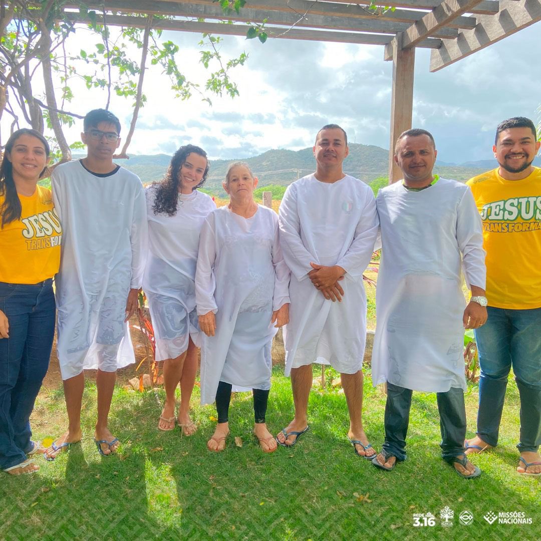 Estamos alegres, porque cinco irmãos reconheceram que Jesus Cristo é o único e suficiente Salvador de suas vidas e desceram às águas, em Florânia (RN). Continue orando e investindo para avançarmos ainda mais: missoesnacionais.org.br/contribuir