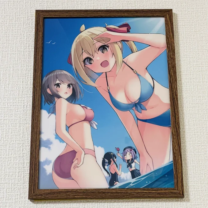 そういえば、ゲマ夏の本まつりで貰える佐渡ライフのクリアファイルは、額縁に入れて自室で年中展示してますベッドの上なので眼福です#佐渡ライフ 