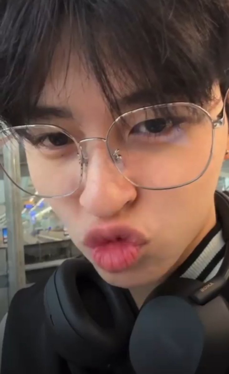 sreinity's tweet photo. kiss kiss                           give meee 🥺 https://t.co/N5sz8VJRwH