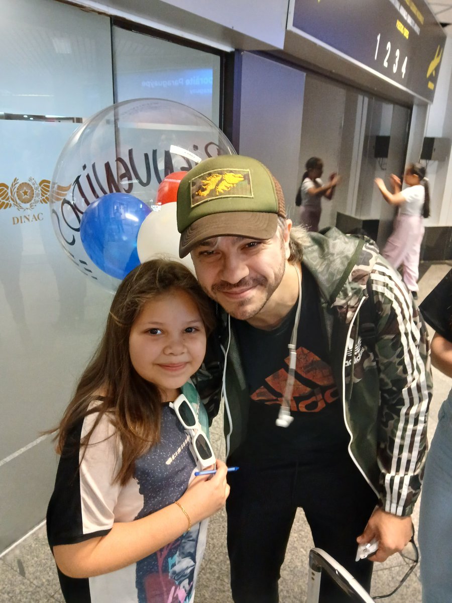 camichab's tweet photo. Ahora les dejo unas fotos de Yvonne educada, paciente, feliz y mega fan! @GastonSardelli @GuidoAIRBAG @AIRBAGoficial GRACIAS! vuelvan cuando quieran! https://t.co/3o0LeDonXG