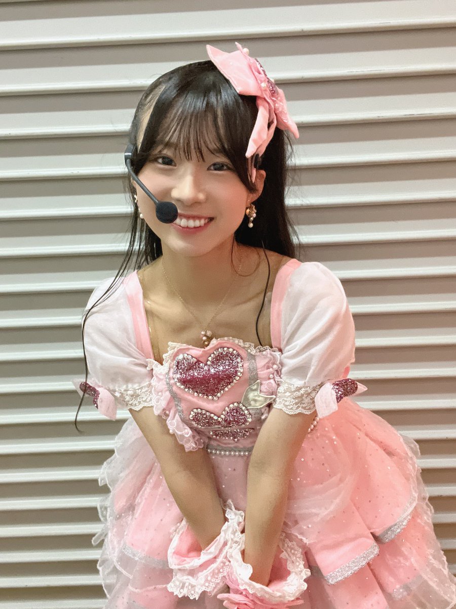 NMB48 チューストライク赤背景 坂本理紗 直筆 f2928a508c8f6af22a1d326fb33635