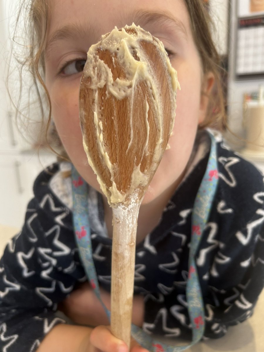 stellacreasy's tweet photo. We are making cupcakes for later Walthamstow - if @todaybread @walthamstowfood @EAT_17 indulgence, the wood street bakery or la delice etc want to rescue residents from eating them please get in touch otherwise see you at 4pm in Lloyd park! #loveWalthamstow #hateHate https://t.co/JyunaJSyS3