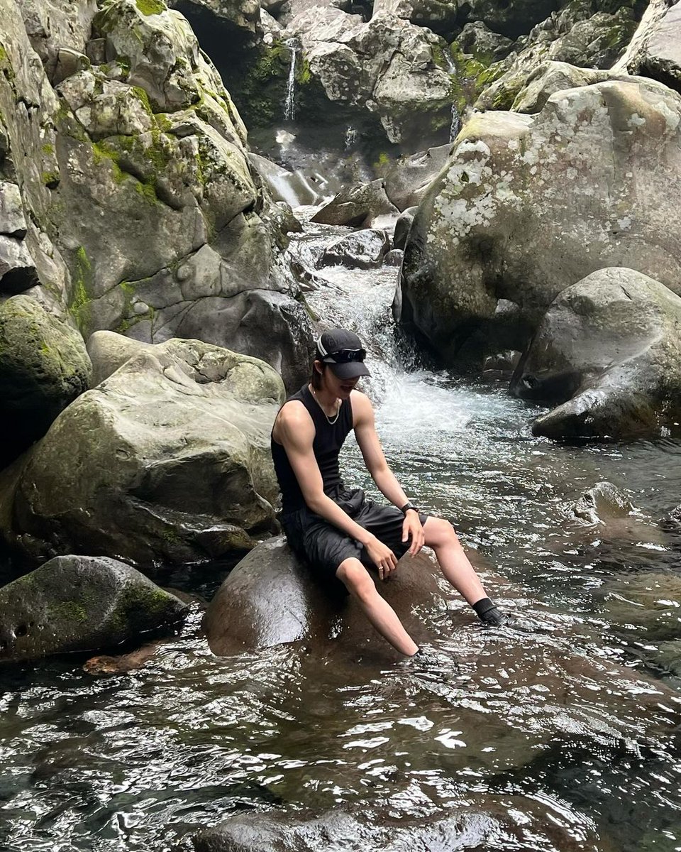 EVERYW0NWOO's tweet photo. i'm so glad that he's enjoying jeju island 🫶🏻 https://t.co/ddl4UpIHgj