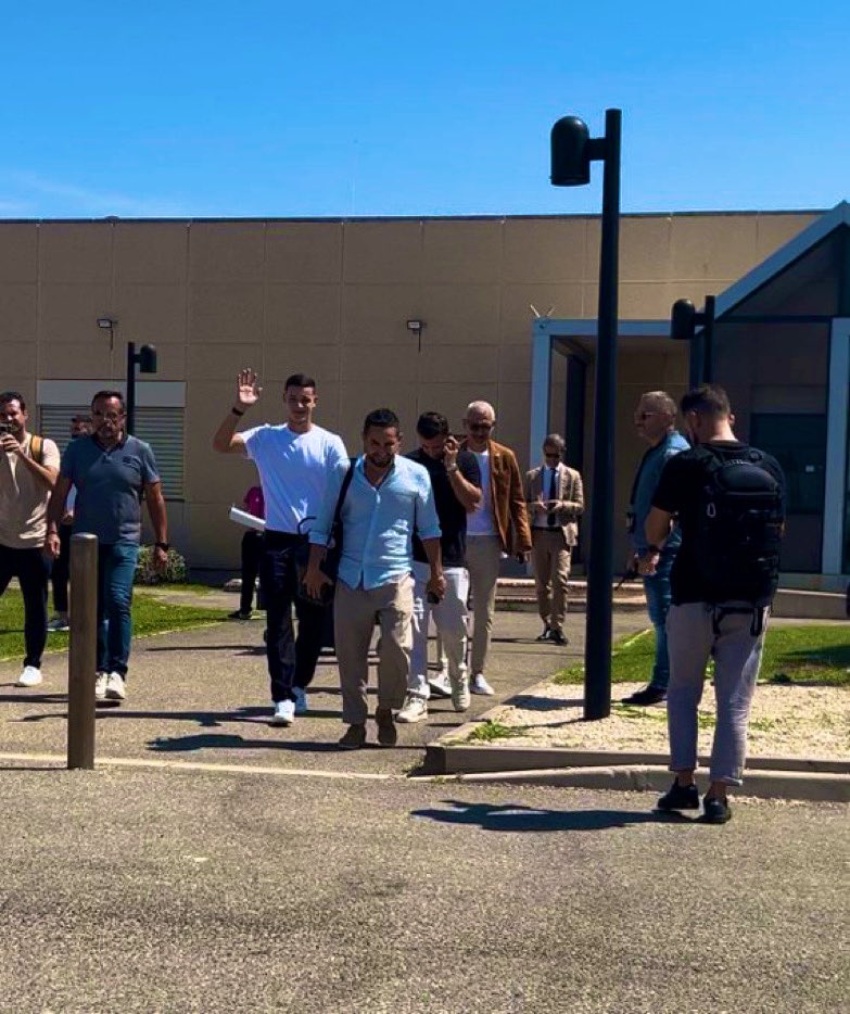 LaMinuteOM_'s tweet photo. 🔵⚪️ Valentin Carboni est actuellement sur Marseille ! Bienvenue à lui #TeamOM 

👋 @melyoyo13 https://t.co/8XKeYSZ9kw