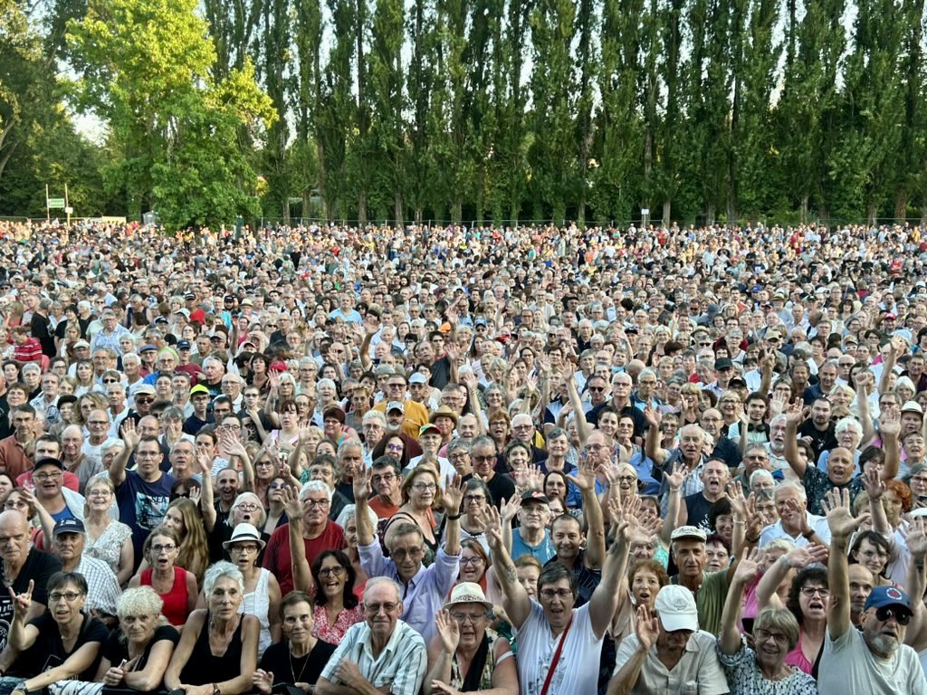 💙 A Mirebeau, samedi soir, pour la clôture de la 20è édition des Heures Vagabondes 
Plus de 25.000 spectateurs cet été ! 
🎤 MERCI à Alain Fouché d’avoir créé, en 2004, ce festival unique : plus de 210 concerts gratuits partout dans la Vienne depuis 20 ans