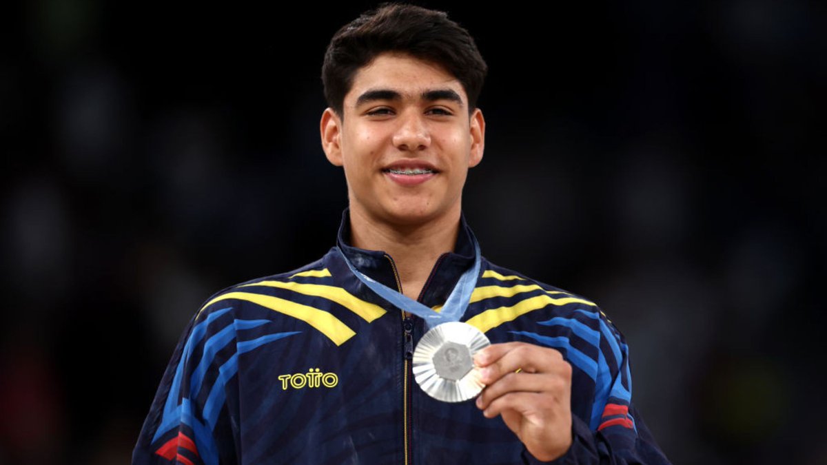 CNNEE's tweet photo. ¡Histórico! El joven Ángel Barajas gana la plata en la barra fija y le da a Colombia su primera medalla olímpica de la historia en gimnasia. https://t.co/SvwYMlhZfe https://t.co/XWajbHOjQV