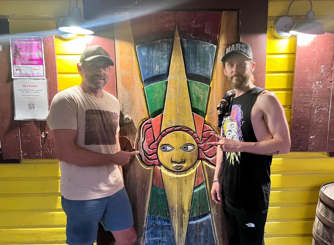 Mr_FrazierKY's tweet photo. Appreciate @JaredLeto taking a hike and visiting us in #PowellCounty 

Hope you enjoyed the best 🍕 in #Kentucky https://t.co/MA0hTVfnr0