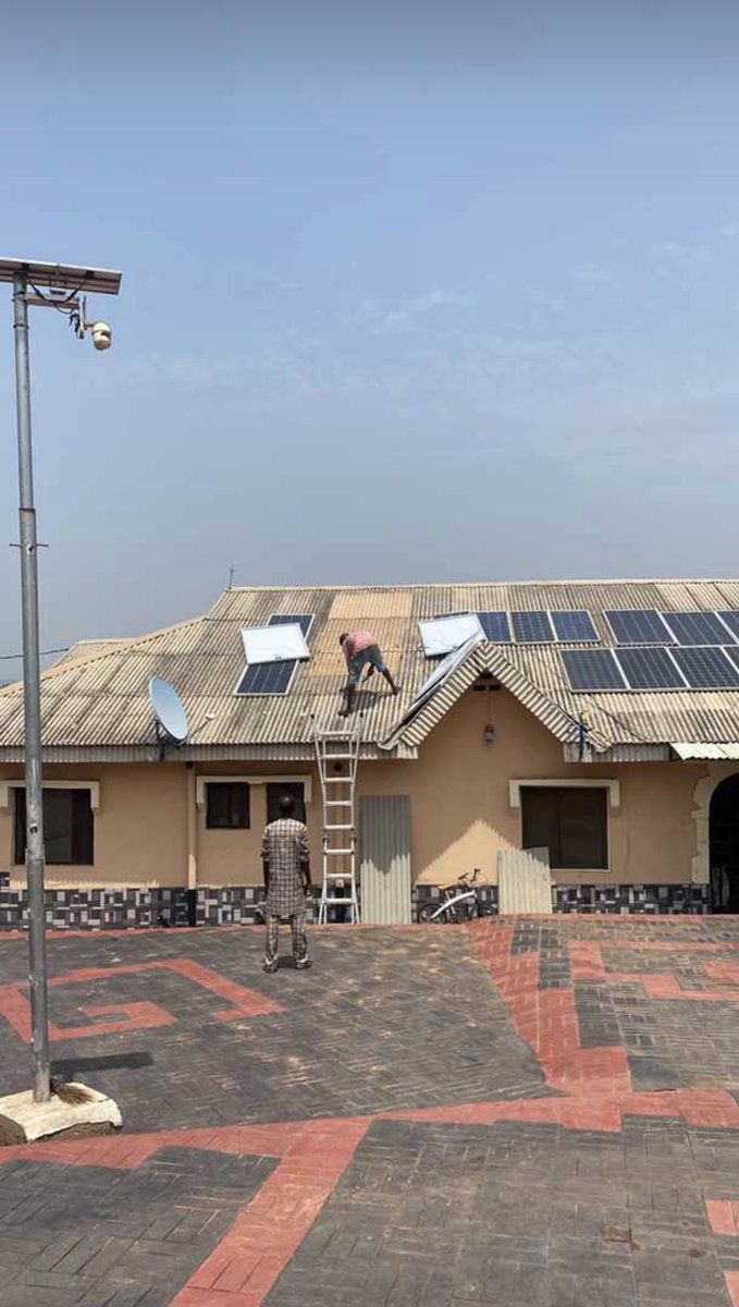 Tinyjay6's tweet photo. @anthonystilldey I install solar panels 🫠 https://t.co/Sh2uKYQ4ng