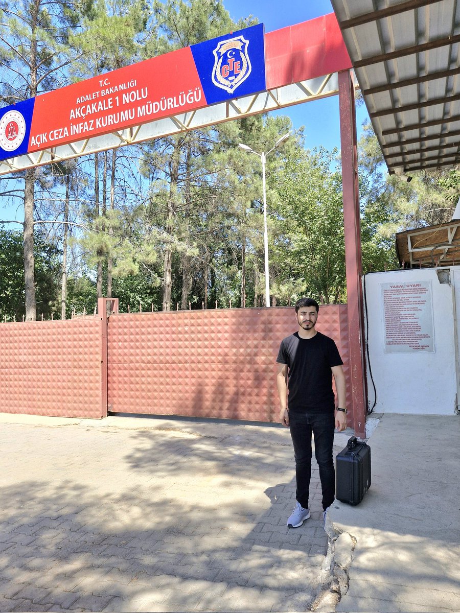 AkcakaleNufus's tweet photo. Adreste Nüfus Hizmeti kapsamında Akçakale 1 Nolu Açık Ceza İnfaz Kurumu Müdürlüğünde bulunan vatandaşlarımızın talepleri doğrultusunda kimlik kartı müracaatlarını almaya devam ediyoruz.
@hasansildak @itasyapan @aracihalit @sanliurfanufus https://t.co/q9qCHZ5anK