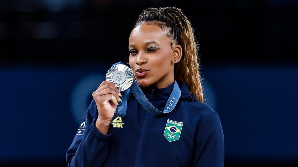 poptime's tweet photo. 🚨🇧🇷 URGENTE: Rebeca Andrade é oficialmente MEDALHA DE OURO no final de ginástica artística no solo. 🥇 https://t.co/pOo8Qu92KW