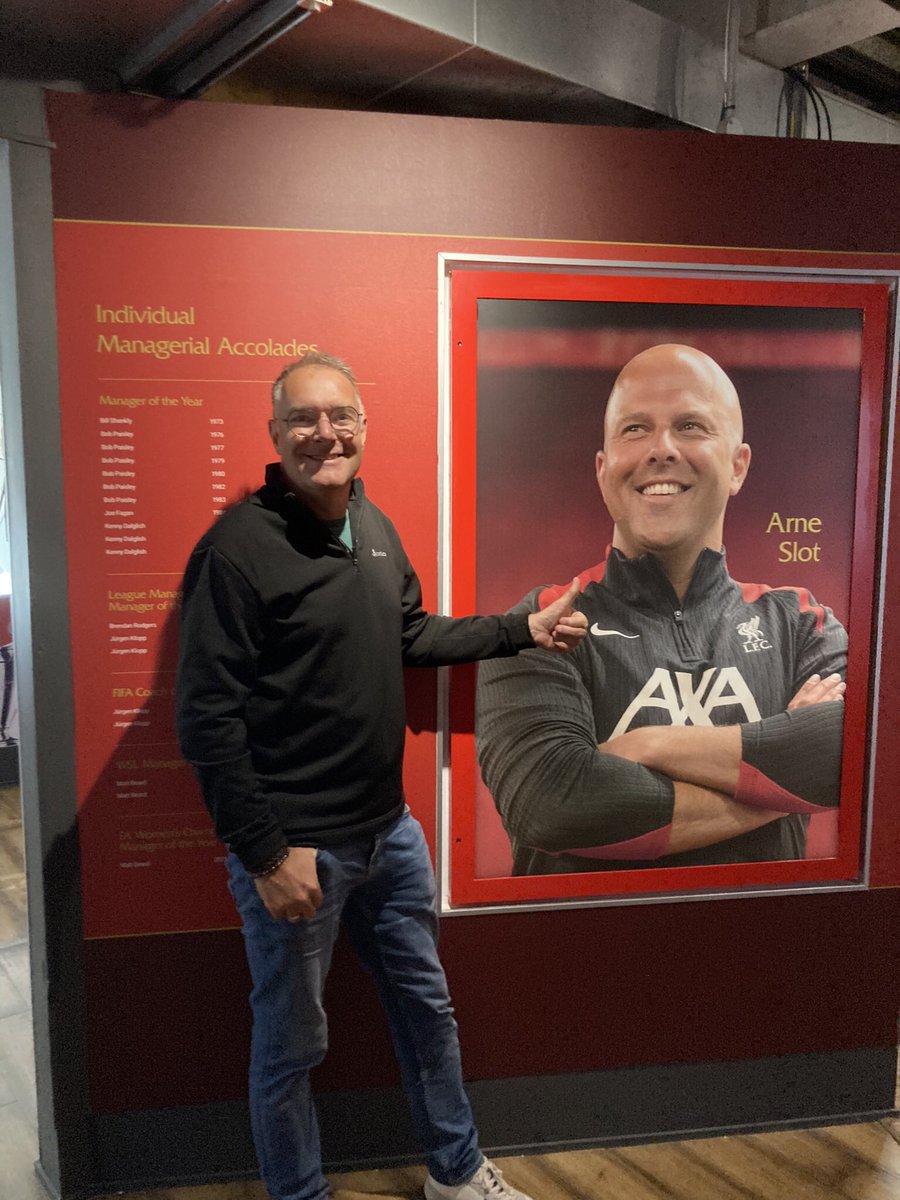 JanMulder11's tweet photo. Vakantie in de UK in het lake district, toch maar even bij Arne in Liverpool langs, #anfield Road, dorpsgenoten onder elkaar…. https://t.co/yxIPrsAknw