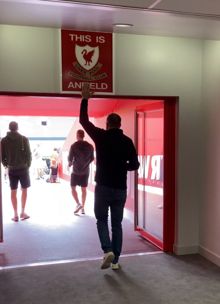 JanMulder11's tweet photo. Vakantie in de UK in het lake district, toch maar even bij Arne in Liverpool langs, #anfield Road, dorpsgenoten onder elkaar…. https://t.co/yxIPrsAknw