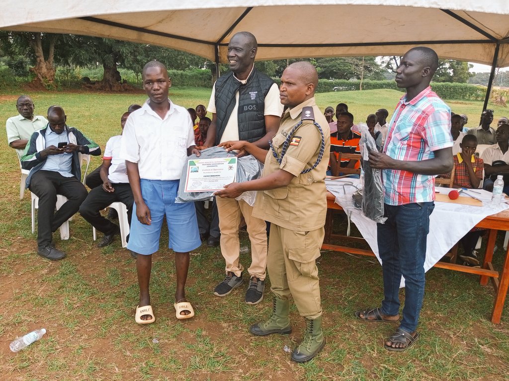apolloyofwono's tweet image. Mathematics performance is rising in Tororo Municipality, thanks to the Tororo Mathematics Teachers Association's annual contests. I awarded sets, bags, and more to the top students and teachers. #Education #MathContest #Tororo #HodariKwaKazi