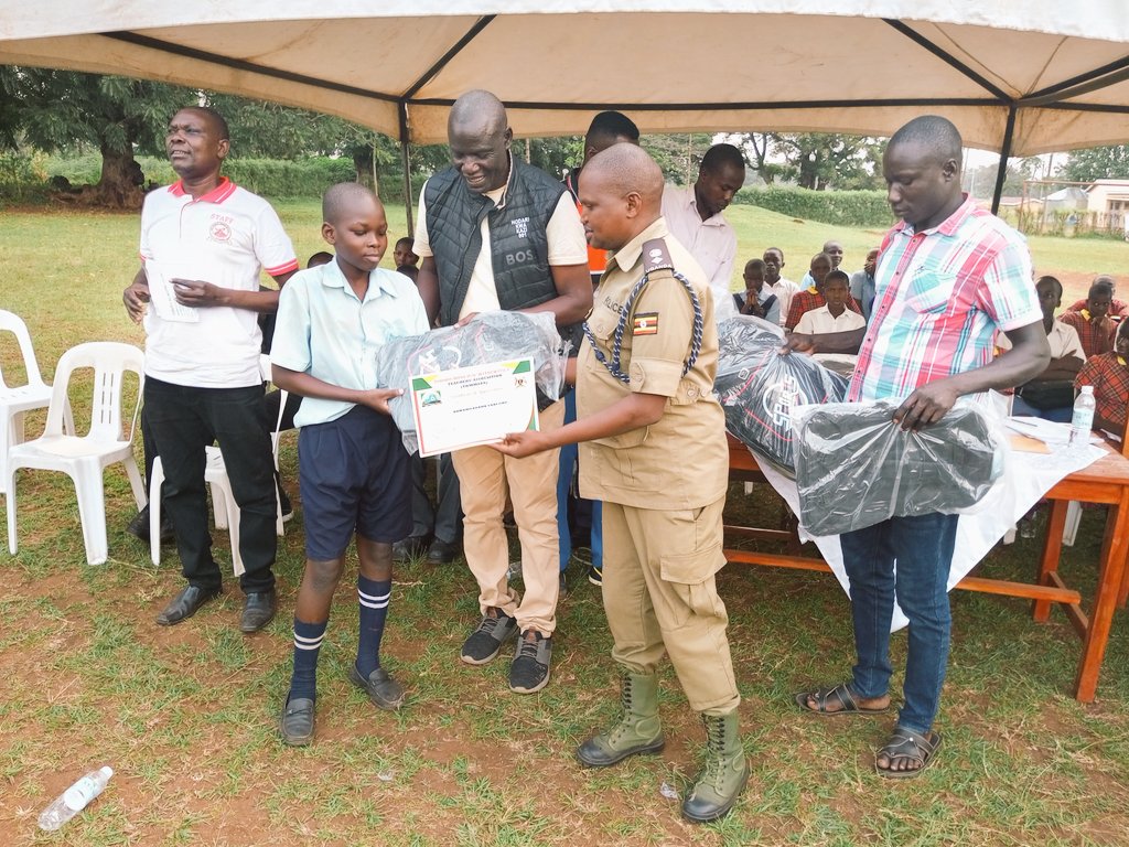 apolloyofwono's tweet image. Mathematics performance is rising in Tororo Municipality, thanks to the Tororo Mathematics Teachers Association's annual contests. I awarded sets, bags, and more to the top students and teachers. #Education #MathContest #Tororo #HodariKwaKazi