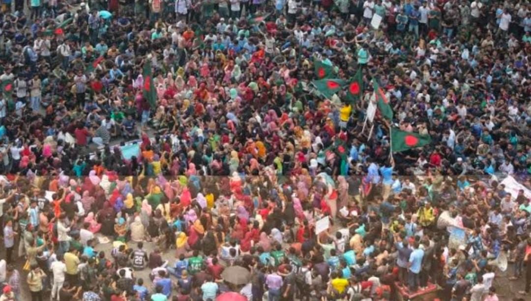NaeemRehmanEngr's tweet photo. بنگلہ دیش میں 15 سالہ دورِجبر اور بھارت نواز حکومت کا خاتمہ ہوا، حسینہ واجد نے عوام کو اپنا مخالف بناکر، ان کی آواز دبا کر بھارت کی مدد سے حکومت کی اور اپنے ہم وطنوں کو اپنا مخالف بنالیا، حسینہ کی فاشسٹ حکومت کا خاتمہ بنگلہ دیشی عوام کی قربانیوں اور جدو جہد کے نتیجے میں ہوا۔ دعا ہے کہ بنگلہ دیش کے عوام کی جدوجہد ملک میں استحکام ، خوشحالی اور حقیقی جمہوریت کی واپسی کا سبب بنے۔
