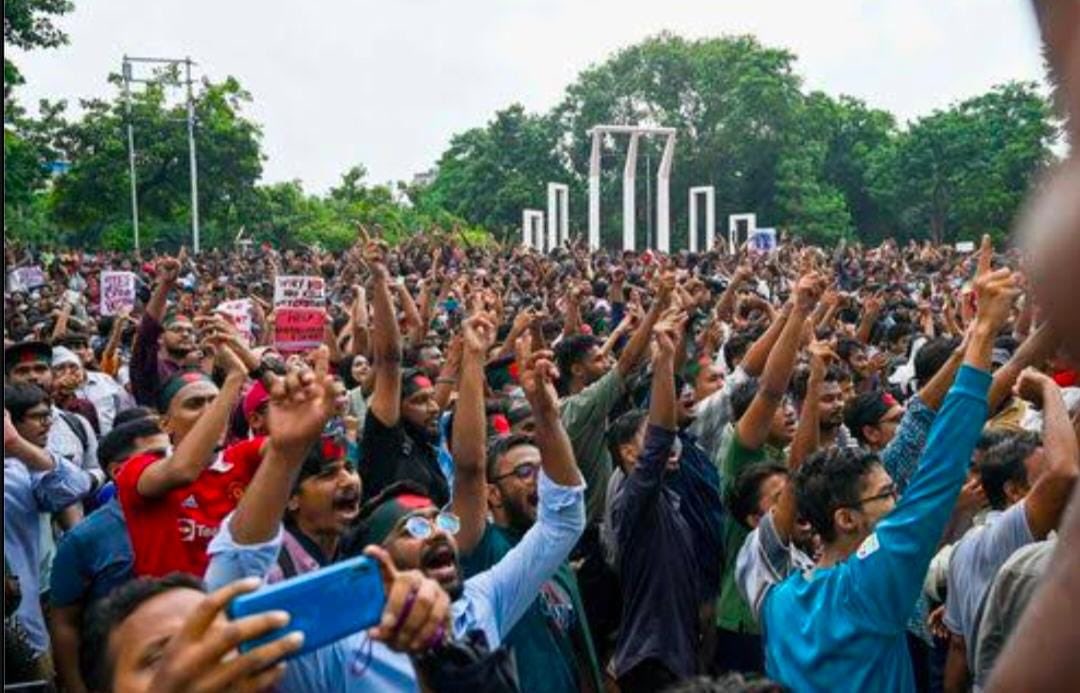 بنگلہ دیش میں 15 سالہ دورِجبر اور بھارت نواز حکومت کا خاتمہ ہوا، حسینہ واجد نے عوام کو اپنا مخالف بناکر، ان کی آواز دبا کر بھارت کی مدد سے حکومت کی اور اپنے ہم وطنوں کو اپنا مخالف بنالیا، حسینہ کی فاشسٹ حکومت کا خاتمہ بنگلہ دیشی عوام کی قربانیوں اور جدو جہد کے نتیجے میں ہوا۔ دعا