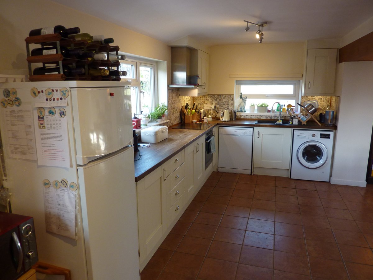 Forge_Property's tweet image. Looking for a property to rent near Wrexham? We are advertising to let an unfurnished four bedroom farmhouse in Overton-on-Dee, available to rent for £1,750 per month. Discover more here
forgeproperty.co.uk/blog/farmhouse…
#forgeproperty #houseletting #rentalproperty #Wrexham #farmhouse