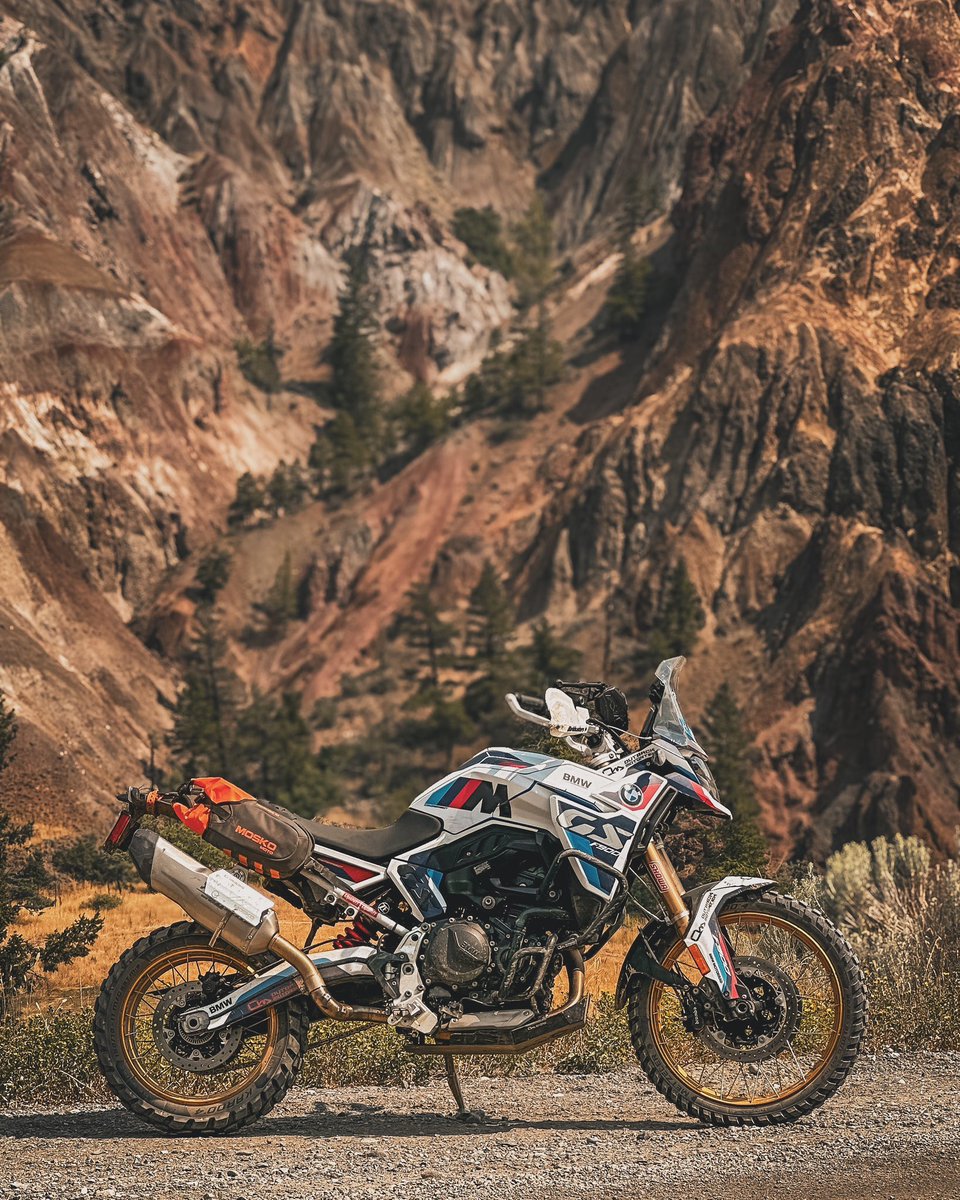 OutbackMototek's tweet photo. Forget about the F850GS, the new F900GS should have been the one to retire the legendary F800GS model. It really is just a big dirt bike! 
.
#bmwmotorrad #bmwmotorcycle #bmwmoto #bmwf900gs #f900gs #bmwgs #bmwgsfans #outbackmotortek https://t.co/fNlRm2zVtO