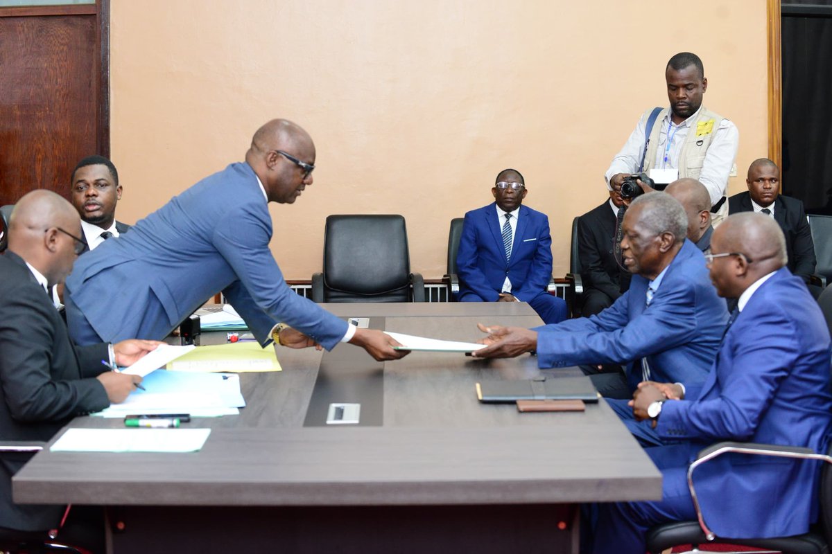 c_lemondeen24h's tweet photo. #RDC | Bureau définitif du @senatrdc : Jonas #Makambu_Kadiata vient de déposer sa candidature au poste de Président pour le compte de #FPAU. @Bibimusafi https://t.co/5FCck7HYpT