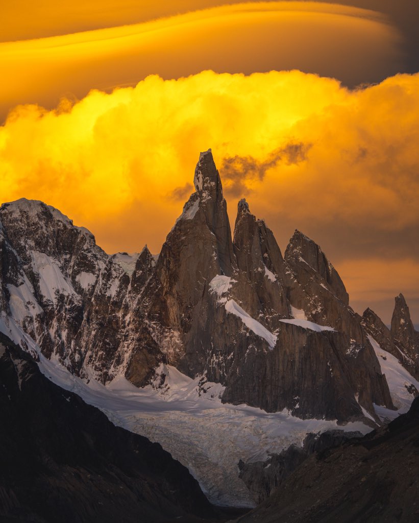 De esas veces que ni despertador hizo falta. La luz se volvió la alarma,
Ante semejante arquitectura natural y un viento que no paraba de soplar, una tormenta que venía del otro lado de la cordillera terminó de armar lo que parecía una puesta en escena…