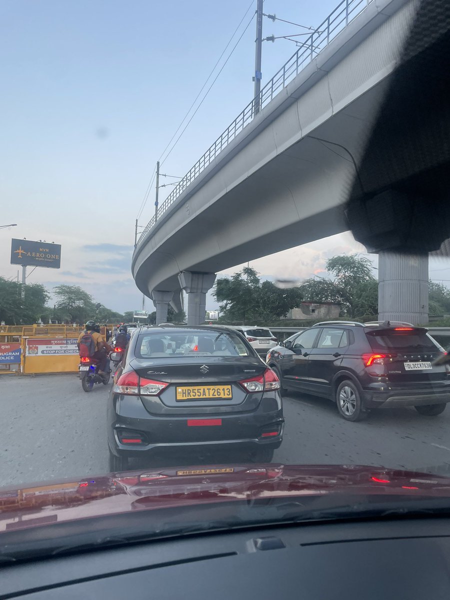 GargiRawat's tweet image. It’s so annoying to have these pointless barricades narrowing the road during rush hour. Creates major jams, fumes, pollution, and wastes fuel. 
And the cops barely look at the cars #traffic #Delhi #MGRoad @DC_Gurugram @gurgaonpolice