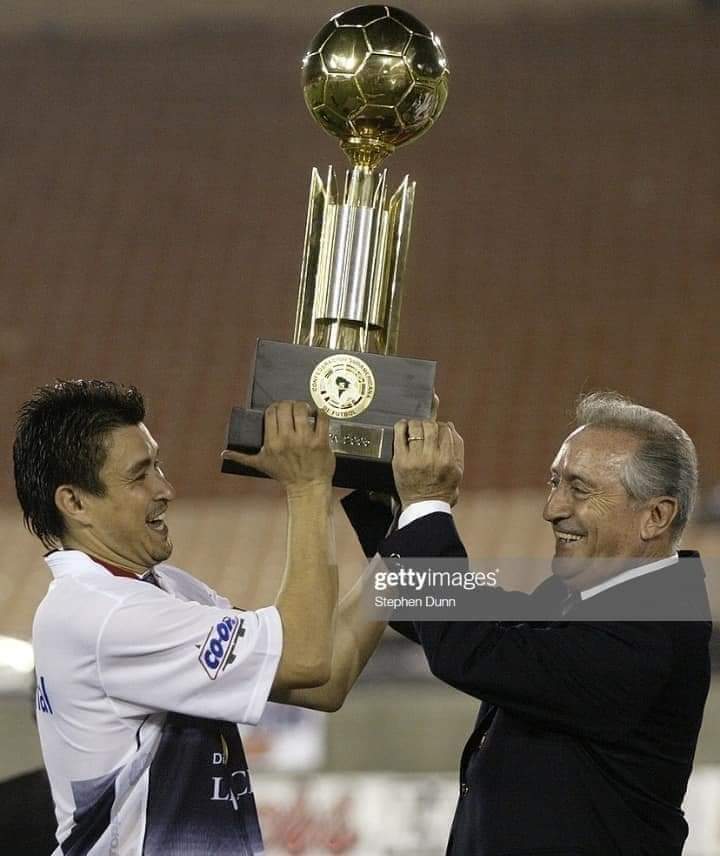 Feliz cumpleaños Julio Enciso bi campeón internacional con #OLIMPIA 🏆🏆 campeón de la Libertadores 👌 y campeón de la recopa✌.. gran abrazo franjeado #LaGloriaEterna no se borra 😉😉 ⚪⚫⚪ 
<a href="/julio_enciso/">Julio Enciso</a> 🤝