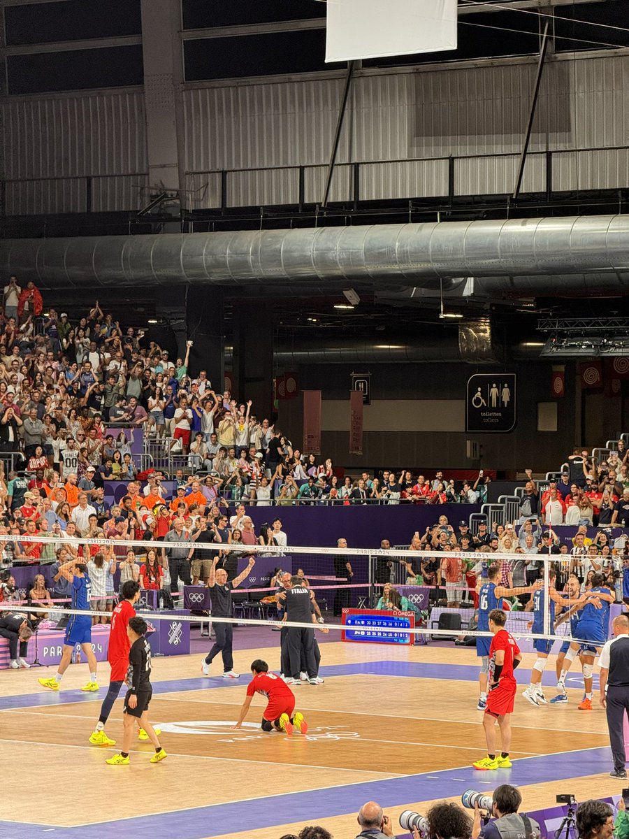 volleyballworld's tweet photo. ITALY 🇮🇹 IN THE SEMIFINALS 🤯!

Here’s the iconic reaction of the team after the winning point in @paris2024.

WHAT A MATCH!!!

🏐 #Paris2024   #Volleyball https://t.co/HVxpHbs3of
