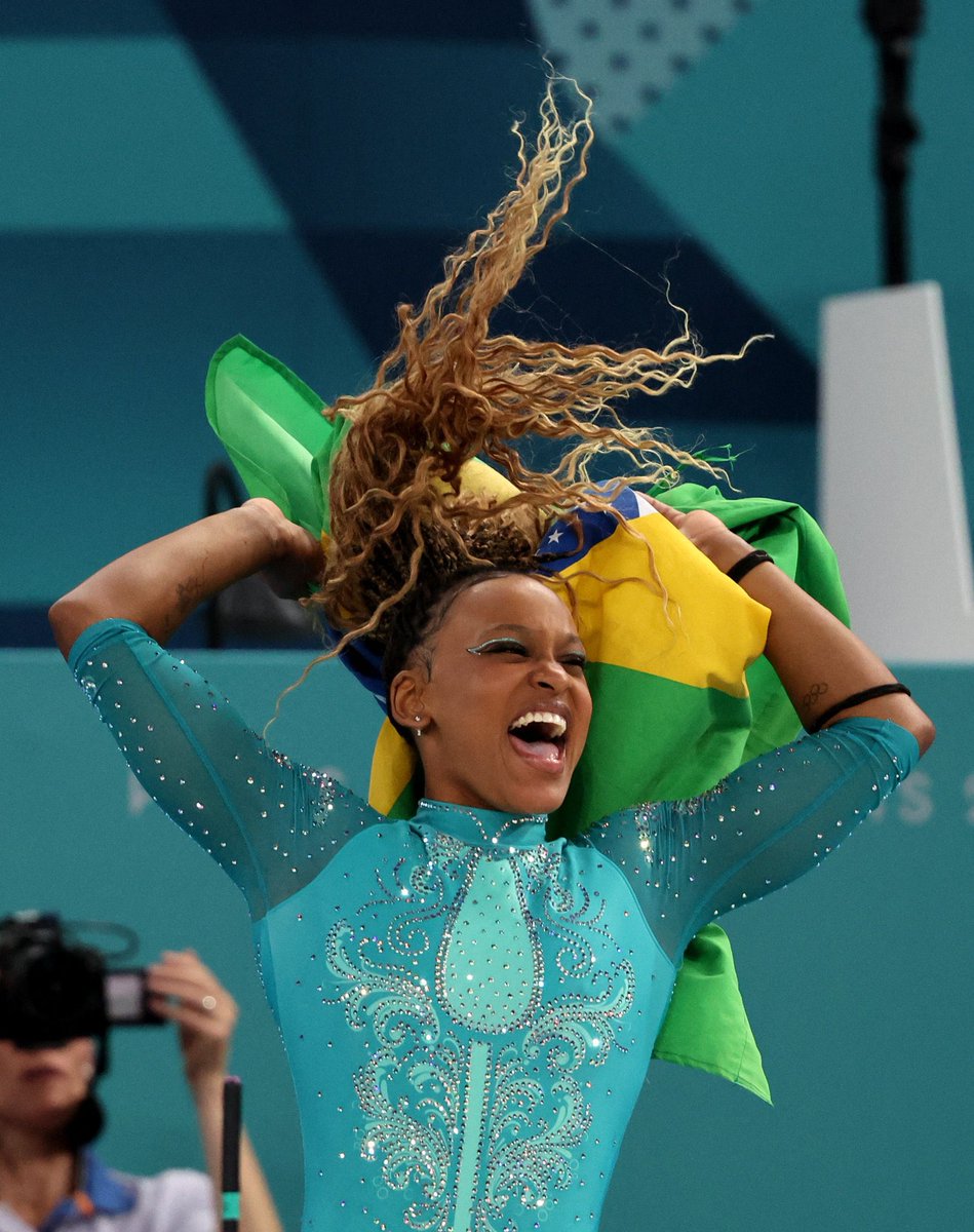 JhanaRuedo's tweet photo. ALÔ ALÔ NETFLIX JÁ PODE FINALIZAR O DOCUMENTÁRIO COM ESSA IMAGEM. DEU BRASIL PORRAAAA REBECAAAA ANDRADEEEE #GOLD #GinasticaArtistica #Paris2024 https://t.co/7eV62OZ0cL
