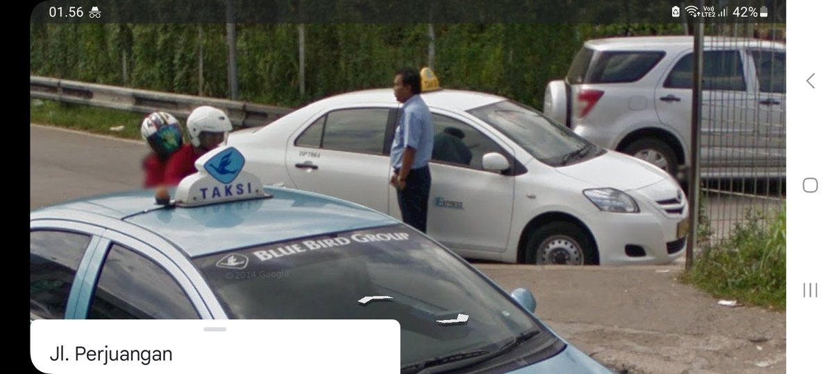 NicoDL0811's tweet image. #Throwback2013 #Flashback2013

Taksi @Express_Group DP 7064 dan Supir nya sedang beristirahat sebentar di Jalan Perjuangan (arah masuk Tol Jakarta-Merak), Kebon Jeruk, Jakarta Barat pada Maret 2013

Sumber Gambar : Google Maps