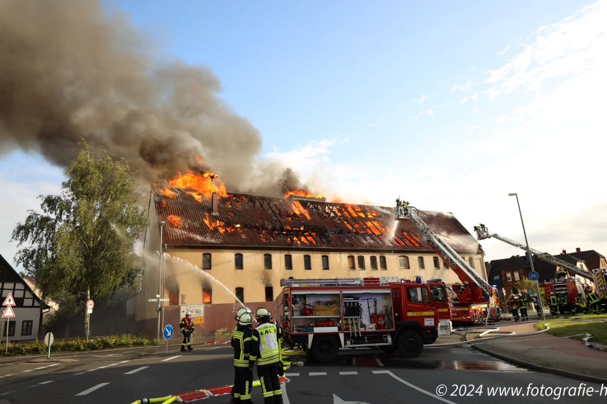 Fotoflo112's tweet photo. Grossfeuer in Wunstorf:
Polizei ermittelt in Richtung vorsätzliche Brandstiftung. Das rund 800m² grosse Gebäude brannte vollständig aus. https://t.co/vHxJ5J3zKT
