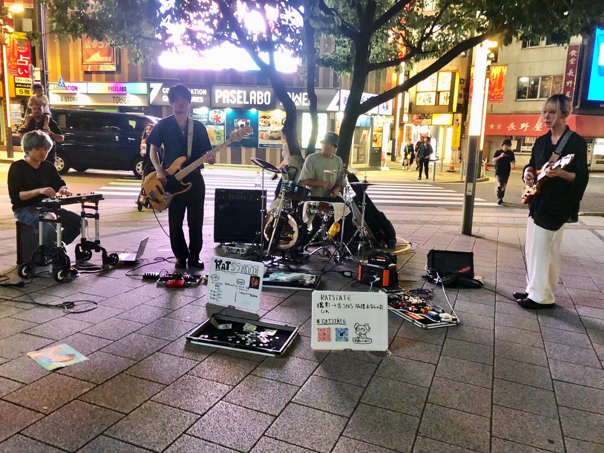 m527y's tweet photo. 新宿南口パラダイス🚶🎶
#路上ライブ #路上ミュージシャン #永愛 #RATSTATE #live https://t.co/5dGLfAilPX