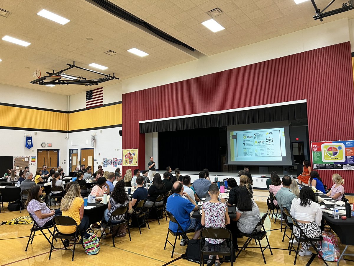 PrincipalRAdams's tweet photo. So excited to welcome our #Newbees to @HarvardD50 this morning. It’s going to be a great year! #HarvardRising https://t.co/71Gr3CVnXS